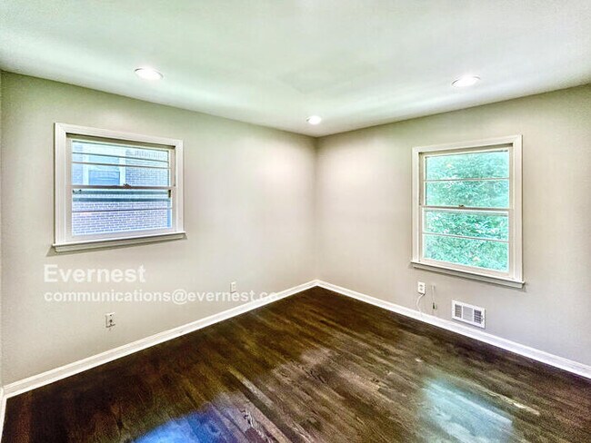 Building Photo - 1584 Camelot Cir