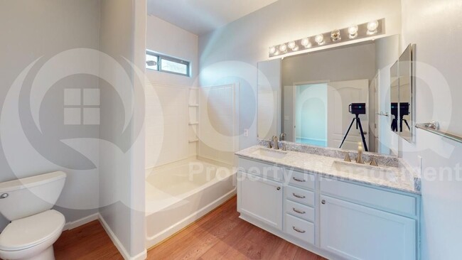 Building Photo - 11886 W Fontenelle Dr