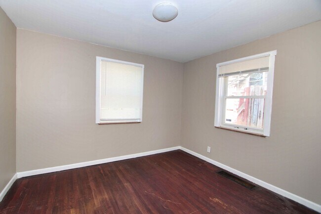 Building Photo - 2 Bedroom 1 Bathroom House