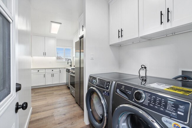 Building Photo - Designer Culver/Fairfax House + Studio | Dog Run & Private Orchard | 3-Car Parking