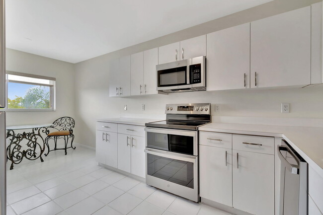 Building Photo - 4735 Lucerne Lakes Blvd