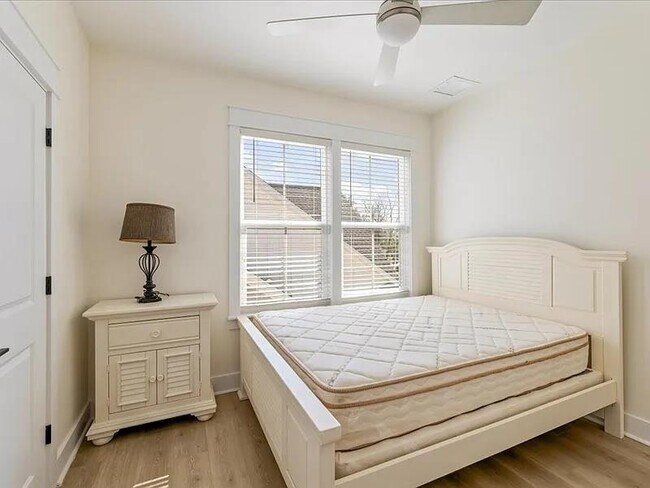 Building Photo - 4064 Biltmore Ave