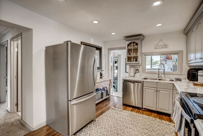 Building Photo - Updated Edgewater Home with Backyard Oasis