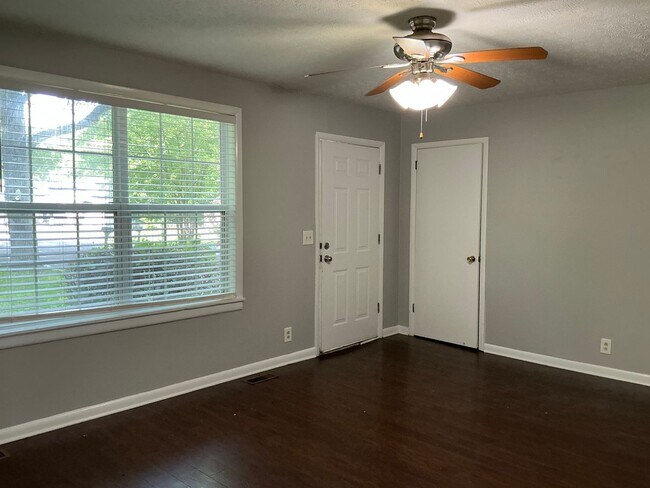 Building Photo - 203 Creekside Dr