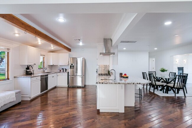 Building Photo - 5328 E Pinchot Ave