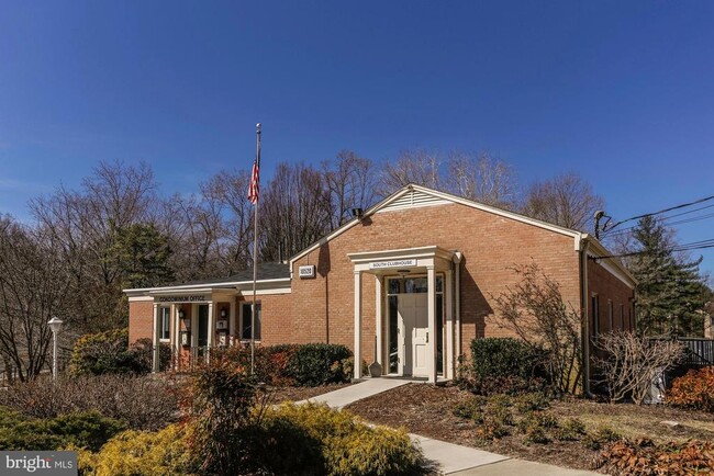 Building Photo - 10501 Montrose Ave