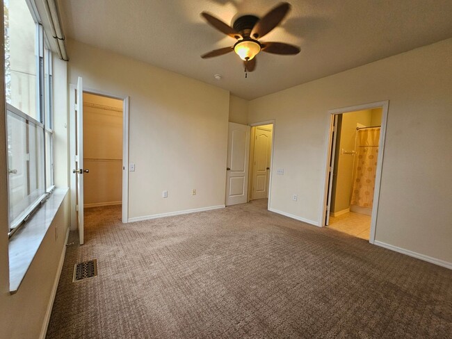 Building Photo - Spacious Townhouse nestled in a wonderful ...