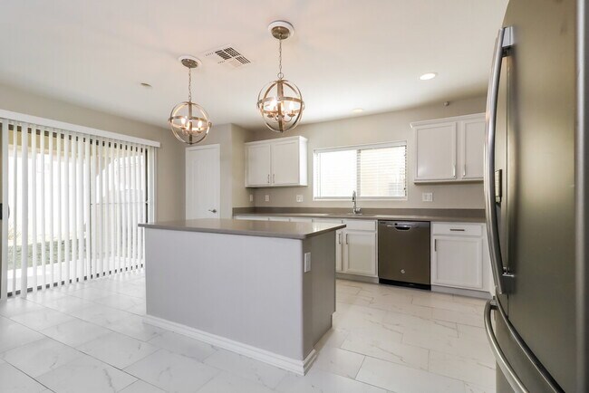 Building Photo - 18442 W Dawn Dr