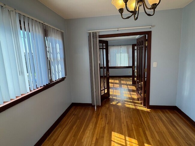Building Photo - DE SOTO 2727-2729