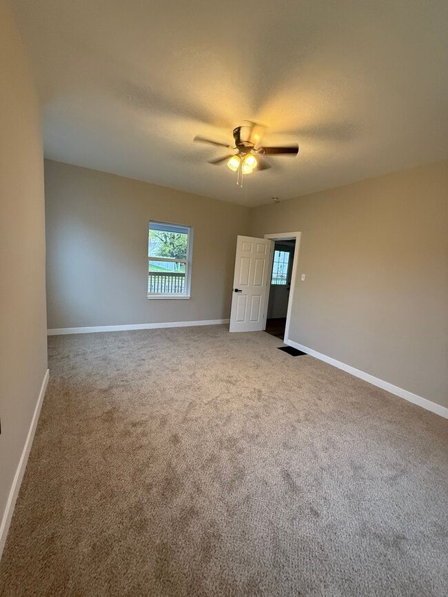 Building Photo - Welcome to this charming 3-bedroom, 2-bath...