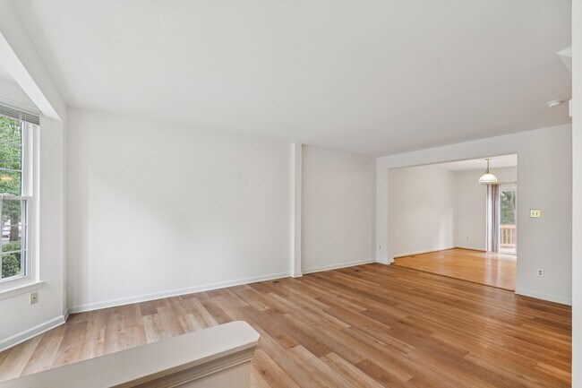 Building Photo - Great Location for schools, shopping and d...