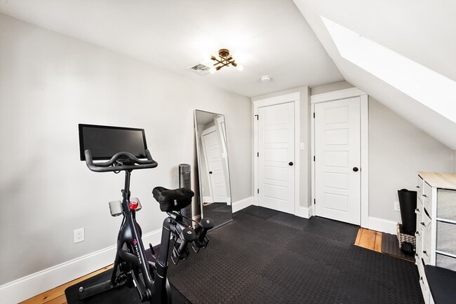 Building Photo - 814 Main St