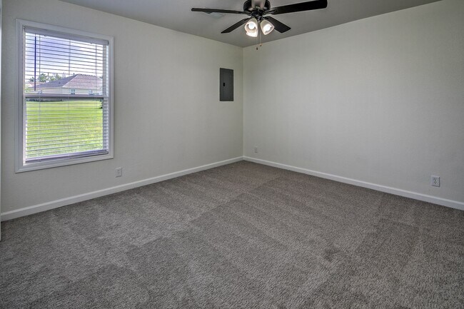 Building Photo - Stylish Belton Townhome | 3 Beds, 2 Baths,...