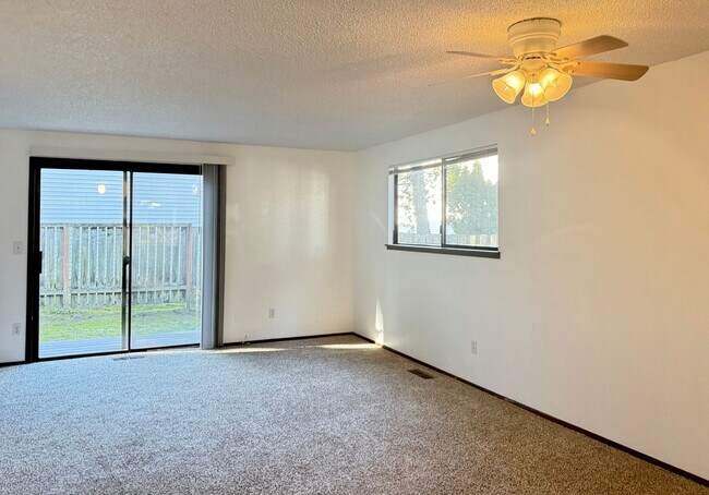 Building Photo - Bright & Beautiful Townhome- Fully Remodeled Kitchen and Bathrooms - Spacious Yard!