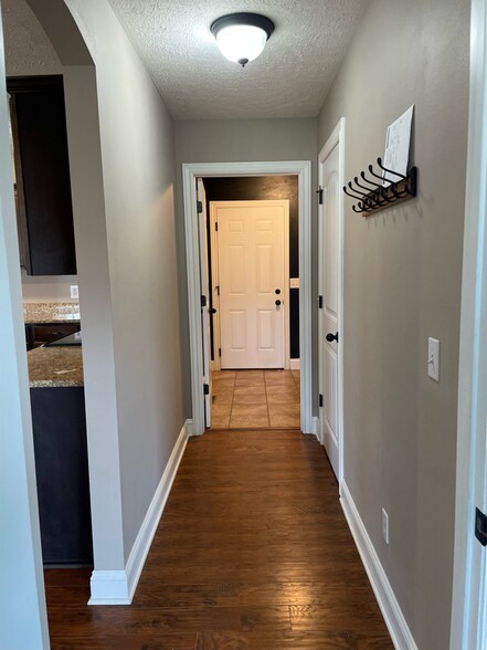 Building Photo - 485 E Whitethorn Dr