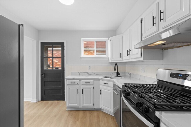 Building Photo - Cozy University City Brick Home with Basement & Off-Street Parking Near WashU & The Loop