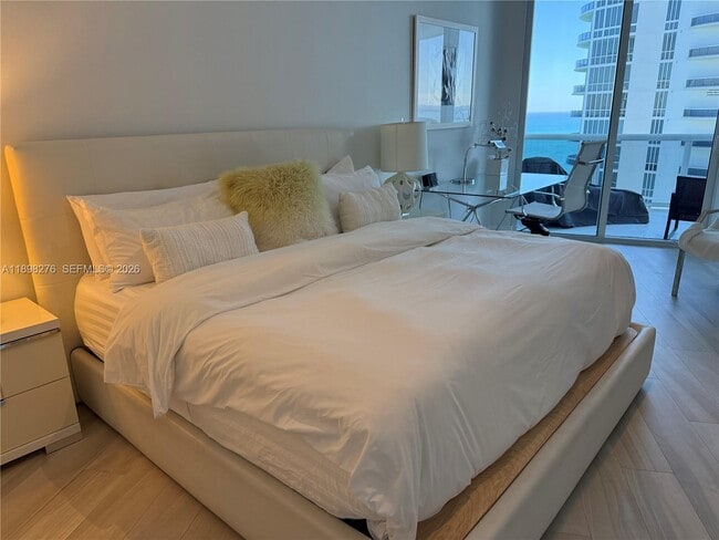 Building Photo - 15901 Collins Ave