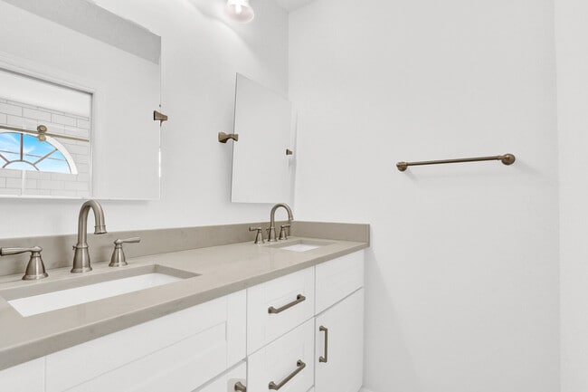 Building Photo - 52 Uno Lago Dr