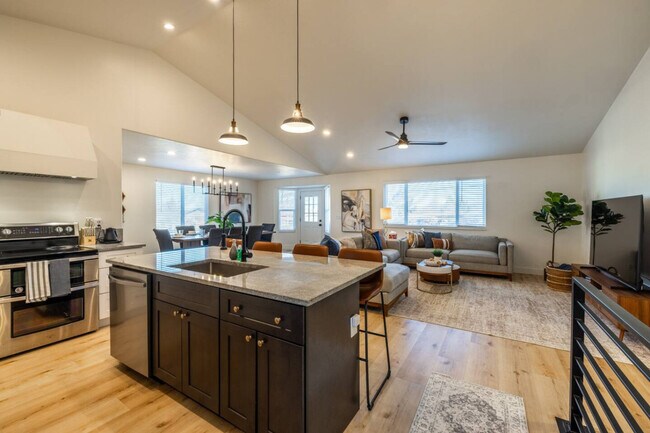 Building Photo - 1157 E Sego Lily Dr