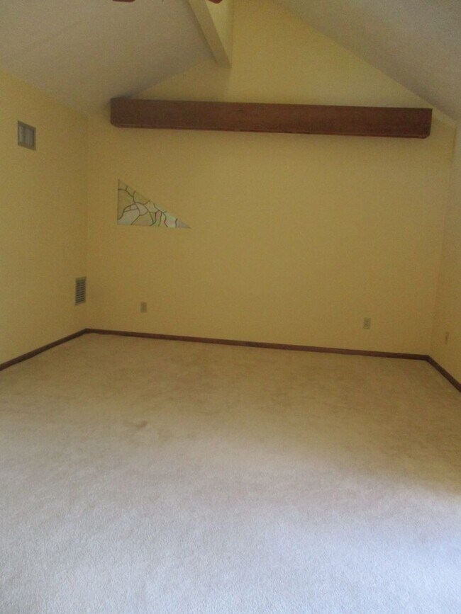 Building Photo - ( Oakcrest) 3/ 2 spacious home