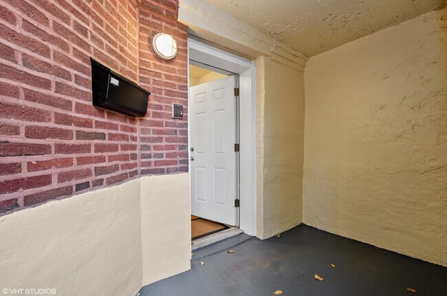 Building Photo - 2435 N Washtenaw Ave