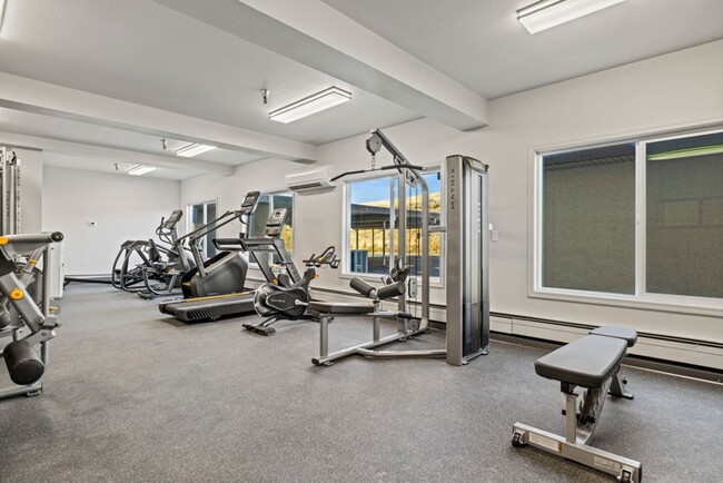 Building Photo - 2 bed 2 bath in fully renovated complex - ...