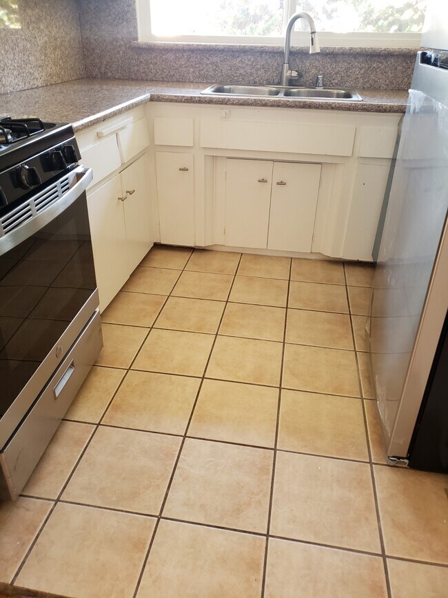 Kitchen floor tiles - 1025 Idaho Ave
