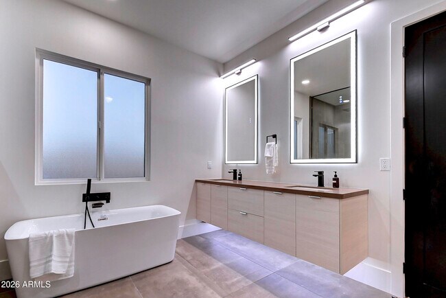 Building Photo - 6401 E Larkspur Dr