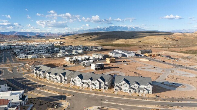Building Photo - Beautiful 3 Bedroom Townhome in Desert Col...