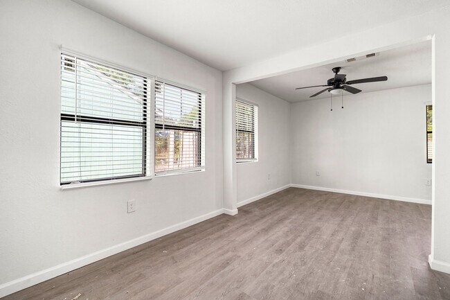 Building Photo - 404 Glenmore Dr