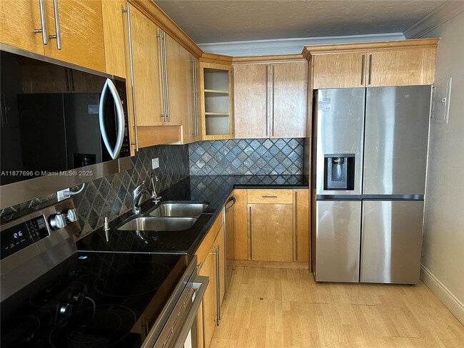 Building Photo - 6039 Collins Ave