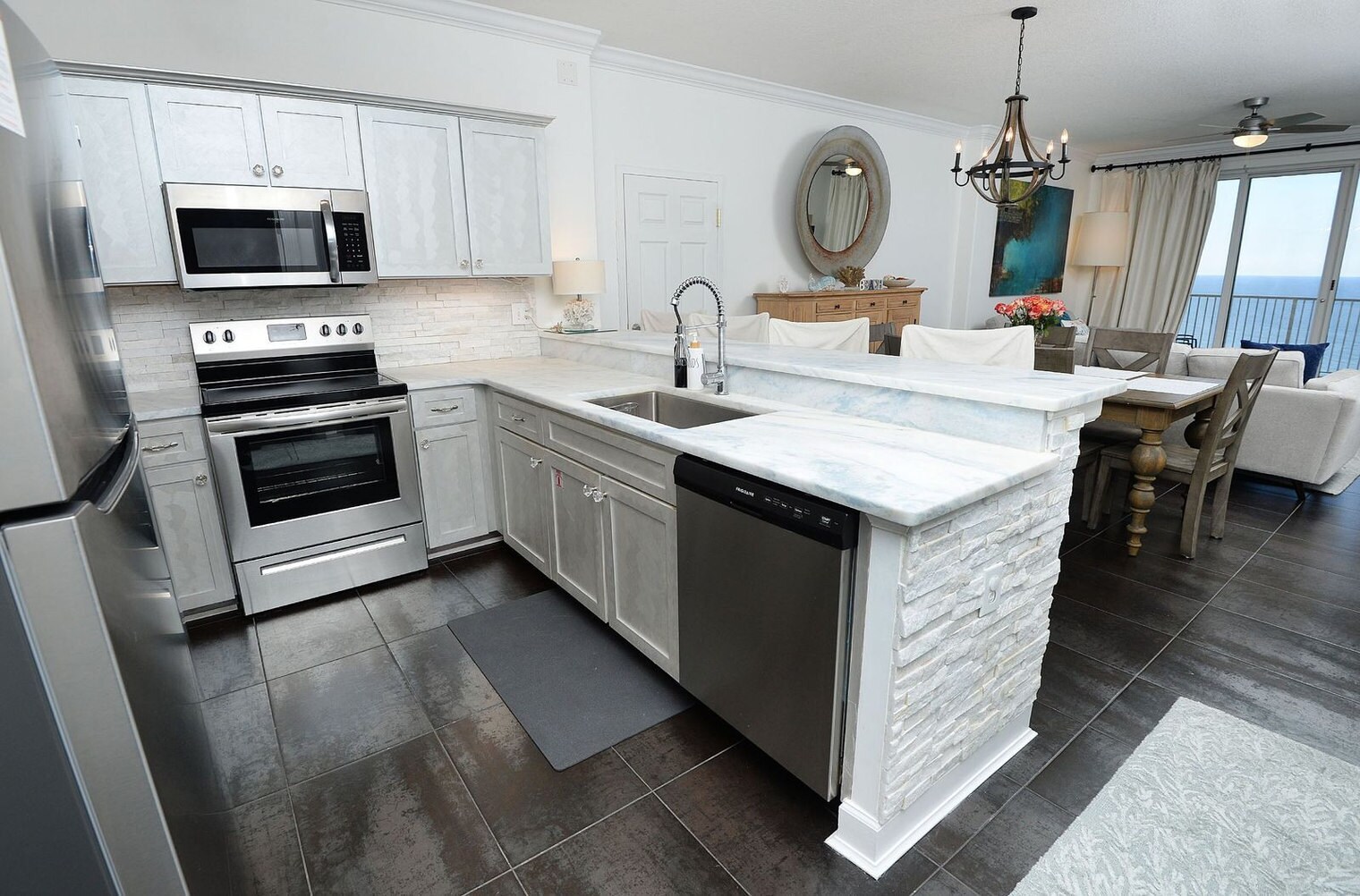 Building Photo - 17545 Front Beach Rd