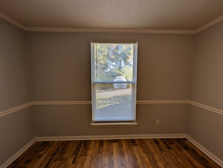 Building Photo - Room in House on Flint Glenn Ln