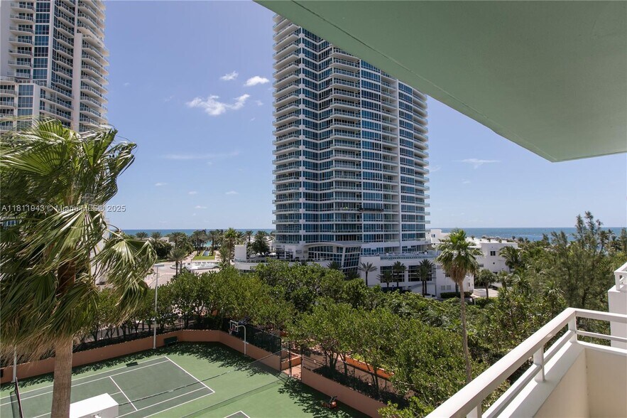 Building Photo - 400 S Pointe Dr