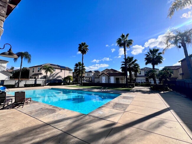 Building Photo - $2,195 DeWolf & Barstow, 3 Bedroom House - Clovis / Community Pool + Neighborhood Parks