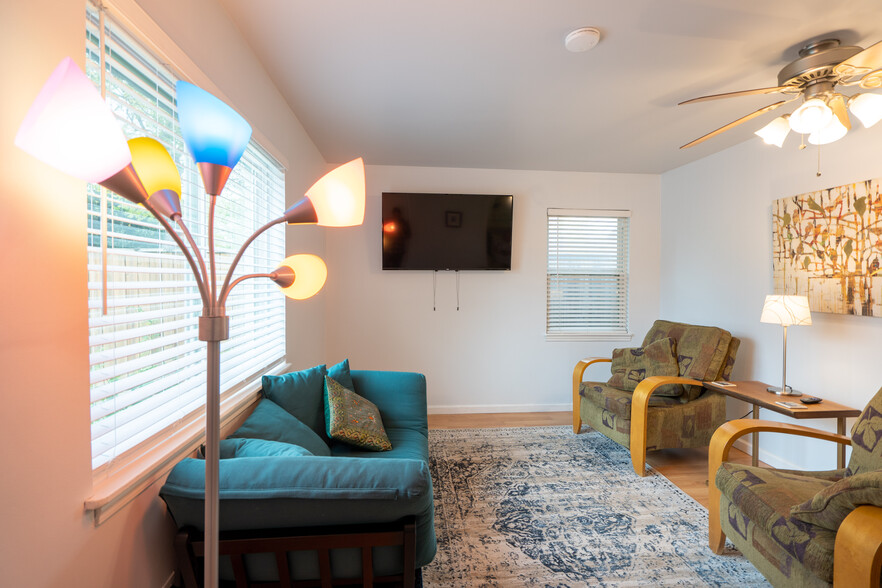 Living area - 4419 A Gillis