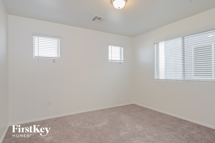 Building Photo - 2863 N Fair Oaks Ave