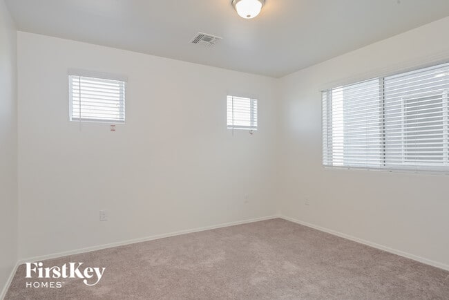Building Photo - 2863 N Fair Oaks Ave