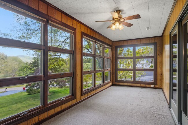 Building Photo - Spacious 5-Bedroom Home in Prestigious Blacksburg Country Club Estates