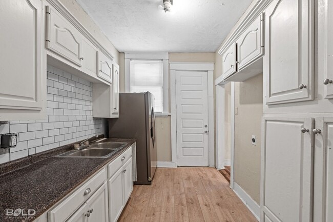 Building Photo - 2 bed 1 Bath Duplex