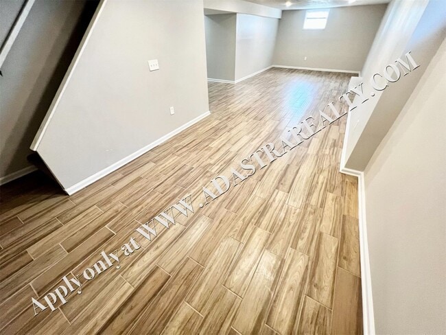 Building Photo - Spacious Shawnee Duplex-Available NOW!!