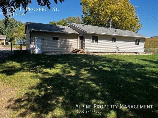 Building Photo - Newly Renovated 4 Bed/2 Bath East Side Ran...