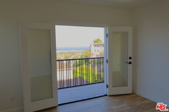 Building Photo - 778 W 25th St