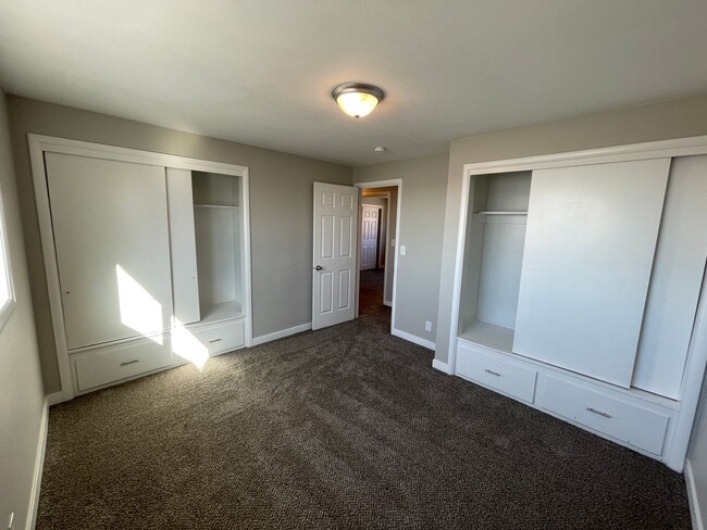 Building Photo - 4 Bed/1.5 Home Bath in Ogden