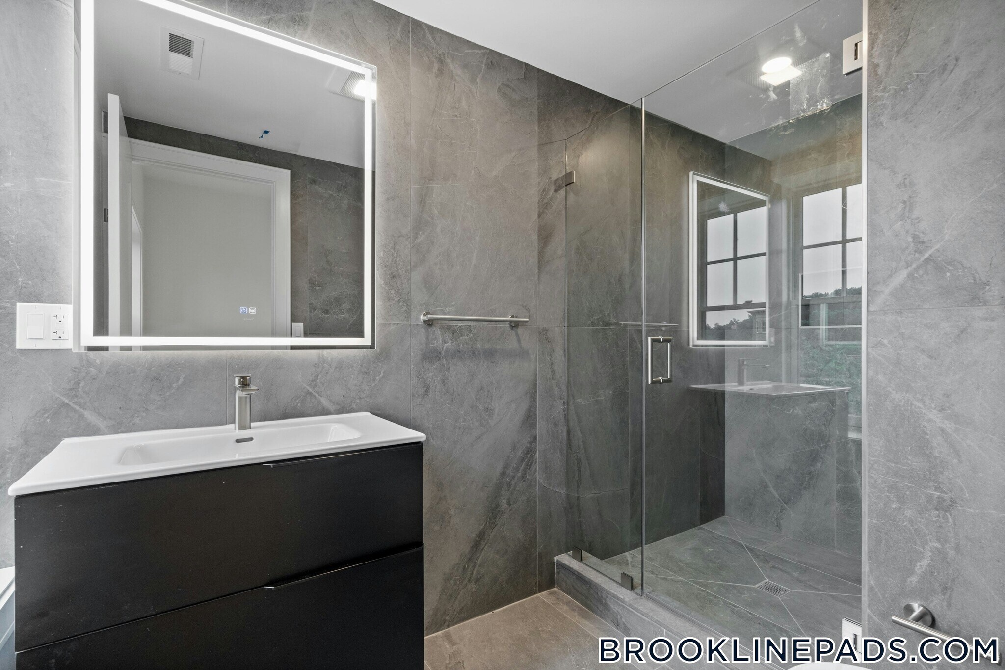 Building Photo - 1580 Beacon St