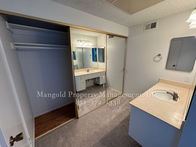 Building Photo - 22490 Ferdinand Dr