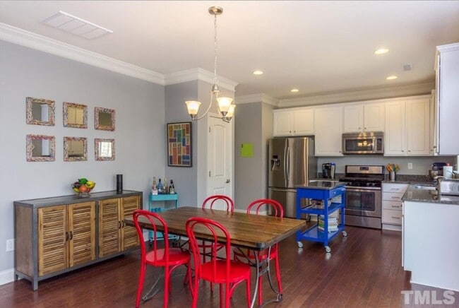 Building Photo - Elegant 3BD, 2BA Raleigh Home Near Shoppin...