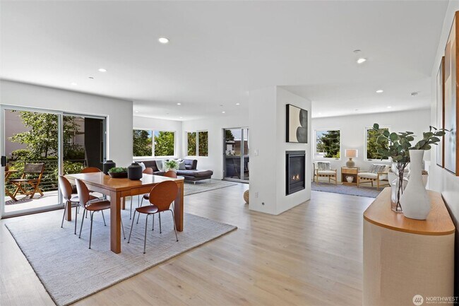 Building Photo - 6304 Lakeview Dr