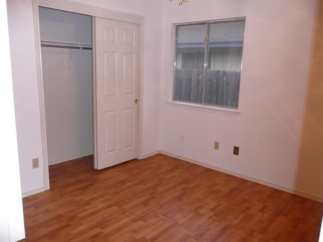 Building Photo - 734 Latteridge Dr