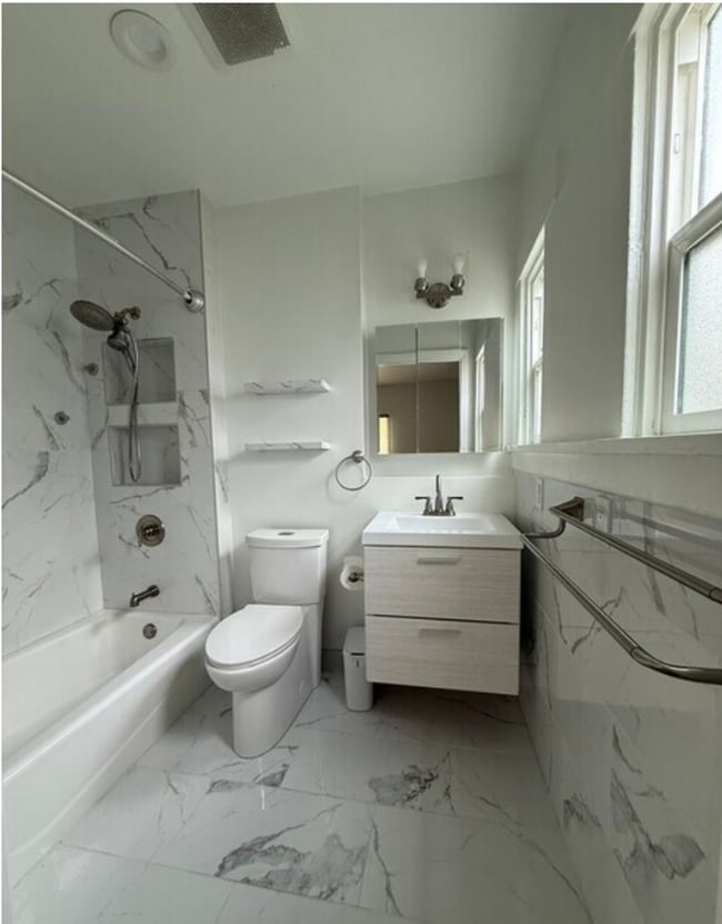 Building Photo - Newly Remodeled 2 bed+ 1.5 bath Single Fam...